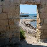 Di fronte all�entrata dello stabilimento balneare si trova un piccolo passaggio che ci permette di accedere in una spiaggetta libera che separa l�ex lido dei postini dall�Area addestrativa Fesca